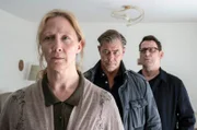 Lars Englen (Ingo Naujoks, r.) und Finn Kiesewetter (Sven Martinek, M.) befragen Renate Faber (Anja Karmanski, l.), die Mutter von Leonie Faber, die vor 15 Jahren nach einem Klassenfest spurlos verschwand und deren Leiche jetzt erst bei Straßenarbeiten gefunden wurde.