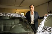 Nikolai Kinski alias Sebastian Feuerbach neben dem Wunderauto