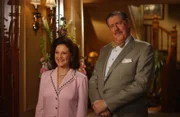 Sind ganz entzückt von dem Freund ihrer Enkelin Rory, der sogar ein echter Huntzberger ist: Emily (Kelly Bishop, l.) und Richard (Edward Herrmann, r.) ...