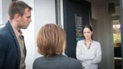 Anja Meier (Iris Becher, r.) hat ihren Mann bereits vermisst. Er war am Abend nicht nach Hause gekommen. Warum musste er sterben? Lars Pöhlmann (Dominic Boeer, l.) und Katrin Börensen (Claudia Schmutzler, M.) ermitteln.