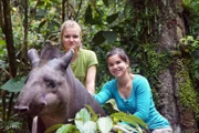 Anna und Volontärin Kathi kraulen Tapir Carneval.