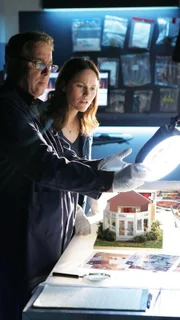 Grissom (William Petersen) und Sara (Jorja Fox) untersuchen den Tod einer pensionierten Bardame, die durch ein Fenster ihres Wohnzimmers gestürzt war und sich an den Glasscherben tödlich verletzt hatte. Die Suche nach Schmerzmitteln scheint für die Lösung des Falles von großer Bedeutung zu sein, denn die Tabletten sind in der Drogenszene sehr begehrt.