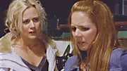 Kate (Michala Banas, r.) vertraut sich ihrer besten Freundin Jodi (Rachael Carpani) an: Sie hat große Angst vor der OP, bei der ein bösartiges Muttermal entfernt werden muss.