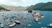 Jedes Jahr im Sommer pilgern die Einheimischen per Boot zur künstlichen Insel der „Heiligen Maria vom Felsen“ – der Ikone werden zahlreiche Wunder zugeschrieben.