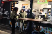 Schauspieler als Marc und Issy holen sich Hilfe bei einem Würstelstand nach der Attacke