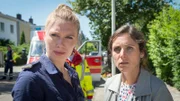 Carla Grünwald (Sanne Schnapp, r.) erzählt Anneke van der Meer (Isabel Berghout, l.), dass sie befürchtet, dass ihr Mann Jörg sich und den beiden gemeinsamen Kindern etwas antun wird.