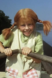 Pippi (Inger Nilsson) lenkt den Kahn auf die Insel zu.