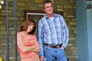 Frankie (Patricia Heaton, l.) und Mike (Neil Flynn, r.) sind stolz auf ihre Kinder. Doch ein gemeinsamer Camping-Trip mit ihnen strapaziert ihre Nerven mehr als ihnen lieb ist ...