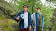 Fritz (Guido Hammesfahr, l.) und Bruno (Leo Knižka, r.) sind geschockt: Leo (Juri Winkler) ist verschwunden und mit ihm fast ihre gesamte Ausrüstung. Was sollen sie nun tun?