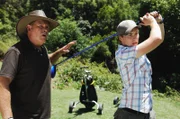 Lewis (Angus McLaren) hat eigentlich keine Lust auf Golf. Doch er stellt sich besser an als gedacht. Zu gut für Dons (Alan David Lee) Geschmack.
