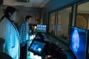 Dr. Robert Tuwa (William Belleau, l.); Sam Loudermilk (Ron Livingston, r.)