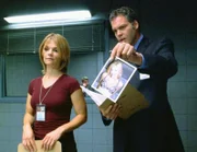 Mit Geschick und Raffinesse führen die Ermittler Goren (Vincent D'Onofrio) und Eames (Kathryn Erbe) den Verdächtigen aufs Glatteis.