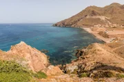 Der „Parque Natural del Cabo de Gata“ im Osten Spaniens – ein paradiesischer Ort mit kristallklarem Wasser und vulkanischen Felsformationen.