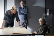 Finn (Sven Martinek, l.) und Lars (Ingo Naujoks, M.) verhören Ingrid Beger (Cordula Trantow, r.), die Mutter von Ursula Beger, um der Wahrheit im aktuellen Fall näher zu kommen.