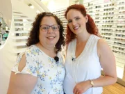 Katja zusammen mit ihrer Shoppingbegleitung Tina.