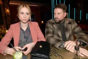 John (Felix von Jascheroff) merkt, dass Zoe (Lara Dandelion Seibert) ihre Tochter vermisst.