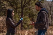 Liz Ortecho (Jeanine Mason, l.); Max Evans (Nathan Dean, r.)