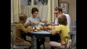 Tommys (Pär Sundberg, l.) und Annikas (Maria Persson, r.) Mutter fasst den folgenreichen Entschluss, auch Pippi Langstrumpf zum nachmittäglichen Kaffeekränzchen einzuladen.