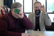 Professor und Psychologe André Frank Zimpel (re.) testet am Hamburger Zentrum für Neurodiversitätsforschung die Aufnahmefähigkeit von neurodiversen Menschen wie dem Autisten Tom (li.).