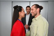 Deniz (Igor Dolgatschew, hinten) erfährt getroffen, dass Charlotte "Charlie" (Shaolyn Fernandez) und Milan (Vitali Huk) ein Paar sind.