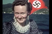 1942 ist überall Krieg: Menschen, die dieses Jahr erlebt haben, Frauen, Männer und Kinder, meist Zivilisten, erzählen davon in der sechsteiligen Dokumentationsreihe „1942 – Geschichten vom Krieg“.