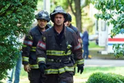 Joe Cruz (Joe Minoso) und Kelly Severide (Taylor Kinney) Die Verwendung des sendungsbezogenen Materials ist nur mit dem Hinweis und Verlinkung auf TVNOW gestattet.