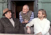 ARD STURM DER LIEBE FOLGE 1303, am Mittwoch um 15:10 Uhr im ERSTEN. Die drei Männer André (Joachim Lätsch, l.), Alfons (Sepp Schauer, M.) und Michael (Erich Altenkopf, r.) genießen ihren Männerkurztrip - bis Alfons mit dem Wunsch kommt, den Romeo spielen zu wollen.