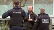 Weil er keine Genehmigung hat, um auf der Straße Musik zu machen, wird Alex von der Polizei verwarnt