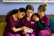 Ava Edemir (Rona Özkan, l.), Betty Hertz (Henrike Hahn, M.) und Rike Köhler (Isabell Horn, r.).