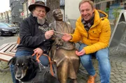 Tobias Kämmerer mit Stadtführer und Pfarrer a.D. Ronald Lommel (li.) und „Katzemarie“ Maria Cyriax. Mit Mieze, Besen und Zylinder bilden die Skulpturen der "Katzenmarie", des „’s Heinzche“ Heinz Friese und des Ernst de la Motte das neue Herborner Bürgerdenkmal am „Platz an der Linde“.