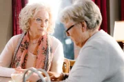 Damen unter sich: Maren Kroymann (links) und Marie-Luise Marjan (rechts) in der siebten Episode der Sketch-Comedy „Kroymann“ von Radio Bremen, SWR und NDR.