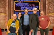 Moderator Kai Pflaume (M.) und seine Rateteam-Kapitäne Bernhard Hoëcker (l.) und Elton (r.) begrüßen in dieser Sendung die Radio- , TV-und Eventmoderatorin Julia Schütze (2.v.l.) und den Schauspieler Sky du Mont (2.v.r.).