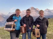 Mika, David und Severin mit ihren Schwyzerörgel