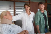 Dr. Jasmin Jonas (Gerit Kling, M.) trennt die streitenden Patienten Anna Bülow (Jenny Elvers-Elbertzhagen, l.) und Alexander Teber (Roman Knizka, r.) voneinander.