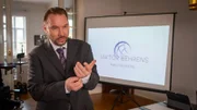 Viktor Behrens (Thomas Arnold) führt erfolgreich seine PR-Agentur mit der er überwiegend Greenwashing für seine Kunden betreibt.