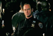 Die Leiche eines kleinen Mädchens wird in einem Müllcontainer entdeckt. Die Autopsie ergibt, dass das Opfer vor der Ermordung vergewaltigt wurde. Detective Elliot Stabler (Christopher Meloni) und seine Kollegen setzen alles daran, das Kind zu identifizieren.