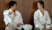 Der Ermittler Miyamoto (Hideaki Itō, li.) erklärt Jake (Ansel Elgort) die Regeln des Spiels.