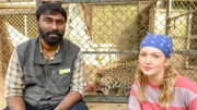 Tierarzt Dr. Anand zeigt Nina die Leoparden in der Krankenstation des Biologischen Parks von Bangalore.
