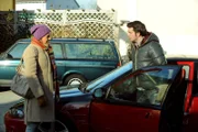 Trixi versucht Flori davon zu überzeugen, nicht Hals über Kopf abzuhauen. Von links: Trixi Preissinger (Doreen Dietel) und Florian Brunner (Tommy Schwimmer).