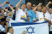 Jair Bolsonaro mit der israelischen Flagge beim „Marsch für Jesus“ in São Paolo, Brasilien Jair Bolsonaro mit der israelischen Flagge beim „Marsch für Jesus“ in São Paolo, Brasilien