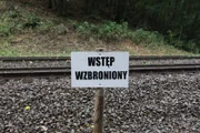 Schild in polnischer Sprache an Eisenbahnlinie: "Kein Zutritt".