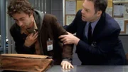 Gorens (Vincent D'Onofrio, r.) Hilfe kommt zu spät: Bayley (Daniel London) stirbt an einem Allergieschock.