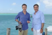 In Palau trifft sich Viktor (Sascha Hehn, r.) mit seinem Freund Dirk (Dirk Steffens, l.), um gemeinsam die Unterwasserwelt zu erleben.