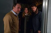 Für Dennis Gertig (Martin Stange, l.) kommen Lucy Elbe (Josephin Busch, M.) und Alexander von Tal (Alexander Radenković, r.) und deren Fragen nach seiner verschwundenen Tochter Nele sehr ungelegen - er hat gerade seine Verlobte und deren Eltern zu Besuch.