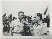 Der spätere ZDF-Gründungsintendant Karl Holzamer (r.) als Kriegsberichter bei einer Rundfunkreportage während des Angriffskriegs gegen die Sowjetunion.