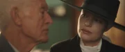 Judge Roy (Lance Henriksen) und The Woman (Kate Bosworth)