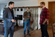 Die Kommissare Hansen (Igor Jeftić, l.) und Kaya (Baran Hêvî, M.) befragen den Assistenten des Opfers, Gabriel Schneider (Stefan Mascheck, r.), zum Streit zwischen seinem Chef und einem Kunden.