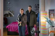 Eine junge Bloggerin wird tot in ihrer Wohnung aufgefunden. Sie starb an einer Mischung aus Alkohol und einer gespritzten Dosis Ketamin. Nina (Julia Schäfle, l.) und Finn (Sven Martinek, r.) sichern Spuren am Tatort