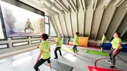 Im neugebauten Feuerwehrhaus befindet sich im Obergeschoss ein Sportraum. Dort halten sich die Seniorinnen einmal in der Woche mit Gymnastik und Pilates fit. Manchmal auch angeleitet von einer Videotrainierin.