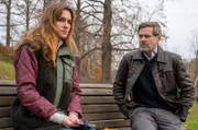 Lucy Elbe (Josephin Busch) ist sich nicht sicher, ob sie den Erklärungen und Beteuerungen ihres Vater Jochen Nowak (Matthias Matschke) glauben kann und will.